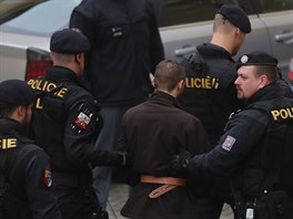 Policie přivádí k soudu mladšího z obviněných z vraždy čerpadlářky u...