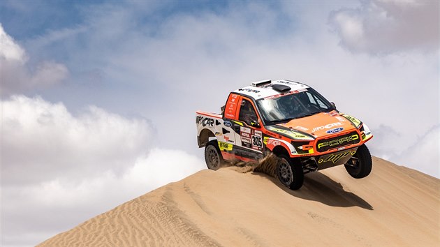 Martin Prokop s navigtorem Janem Tomnkem ve voze Ford na Rallye Dakar.