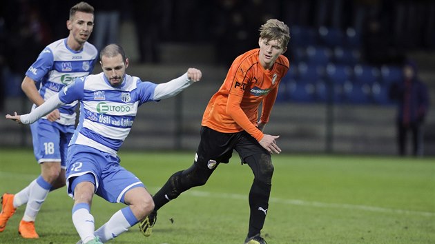 Ppravn zpas Plze (oranov) vs. st nad Labem. Vpravo je Pavel ulc, u me Ji Miskovi.