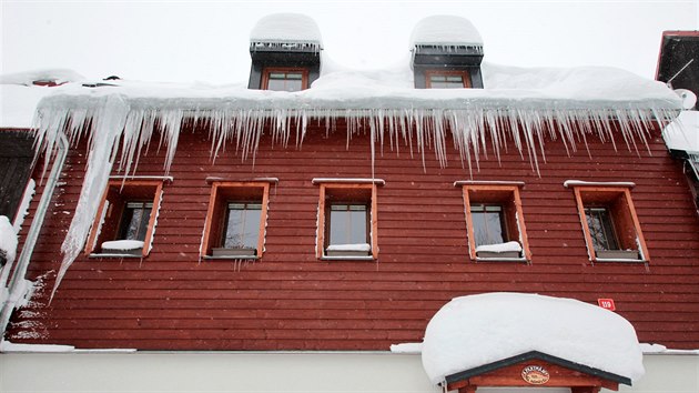 Bo Dar se pomalu vzpamatovv ze snhov kalamity, silnii postupn otevraj dosud zaven horsk silnice v okol msta. Nkter stechy lemuj a hroziv vypadajc rampouchy. (16. 1. 2019)