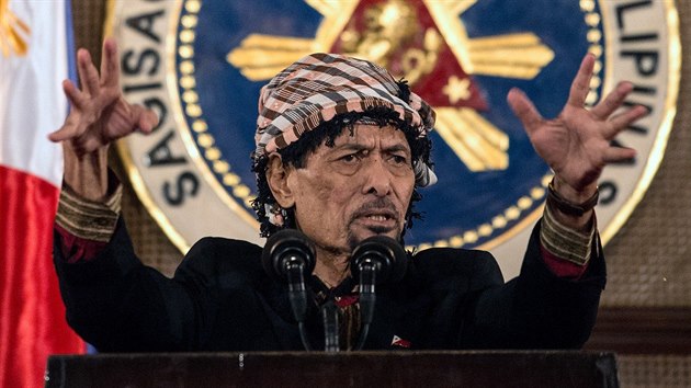 Nur Misuari, zakladatel Morsk nrodn osvobozeneck fronty (MNLF) pi projevu v prezidentskm palci Malacanang v Manile, ve kterm vyjdil podporu mrovm jednnm a autonomii Bangsamora (lidstopad 2016). Misuari se ped projevem setkal tak s prezidentem zem Rodrigem Dutertem.