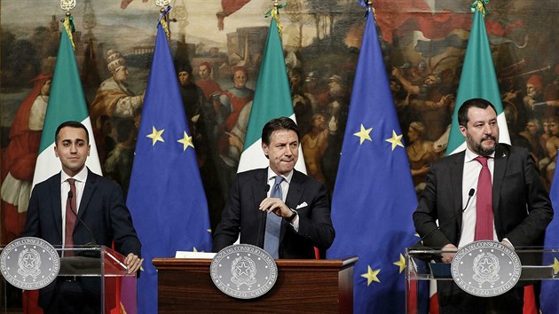 Italsk premir Giuseppe Conte (uprosted), ministr prce a prmyslu Luigi Di Maio (vlevo) a ministr vnitra Matteo Salvini (vpravo) na tiskov konferenci (17. ledna 2019)