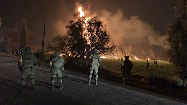 Mexit vojci hldaj okol msta vbuchu benznovho potrub ve mst Tlahuelipan (18. ledna 2019) Ohe se podailo uhasit a po pti hodinch. Na mst zemelo 21 lid, dalch 71 le s vnmi popleninami v nemocnici.