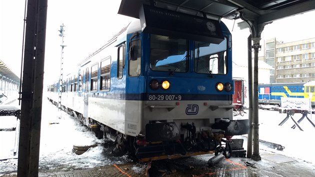 Spn vlak v Liberci projel nvstidlo, kter zakazovalo dal jzdu, prorazil zaredlo a vjel a na nstupit. (10. ledna 2019)