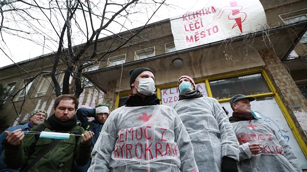 Aktivist podaj nensiln protest ped Autonomnm centrem Klinika na praskm ikov. Budovu bude vyklzet Sprva eleznin a dopravn cesty. Na shromdn dohl policist (10. ledna 2019)