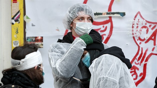 Aktivist podaj nensiln protest ped Autonomnm centrem Klinika na praskm ikov. Budovu bude vyklzet Sprva eleznin a dopravn cesty. Na shromdn dohl policist (10. ledna 2019)