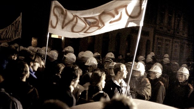 Poklidn studentsk demonstrace na Nrodn td v Praze byla pslunky pohotovostnho pluku VB surov potlaena. (17. listopadu 1989)