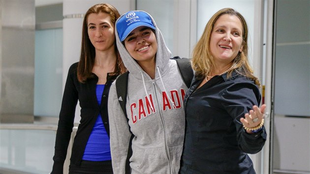 Rahaf Kununov (uprosted) v objet s kanadskou ministryn zahrani Chrystiou Freelandovou na letiti v Torontu.