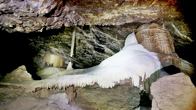 Amatrsk jeskyn v Moravskm krasu je proslul svou bohatou krpnkovou vzdobou.