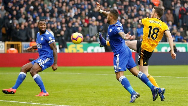 Diogo Jota z Wolverhampton Wanderers stl gl Leicesteru v utkn Premier League.