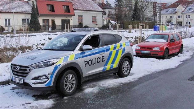 Na policejn auto v Hranicch na Perovsku hodil opil mladk lahev od alkoholu a zranil pi tom policistu za volantem. (15. ledna 2019)