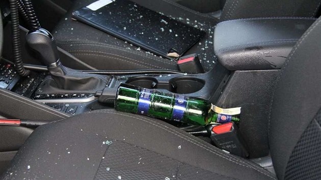 Na policejn auto v Hranicch na Perovsku hodil opil mladk lahev od alkoholu a zranil pi tom policistu za volantem. (15. ledna 2019)