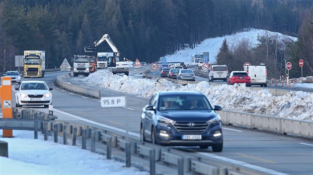 Na problmovm seku D1 mezi Humpolcem a Vtrnm Jenkovem zaala firma Eurovia CS pracovat ve stednm dlcm psu.