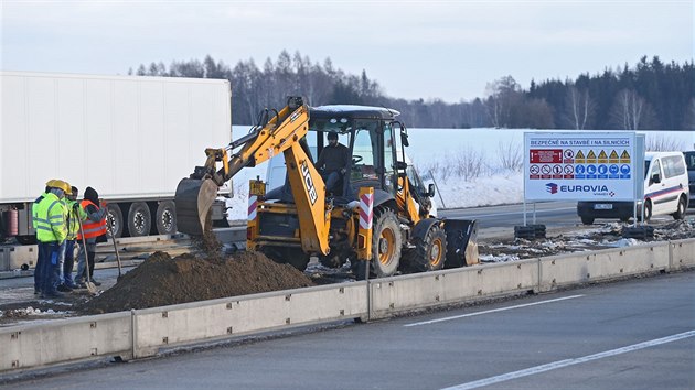 Na problmovm seku D1 mezi Humpolcem a Vtrnm Jenkovem zaala firma Eurovia CS pracovat ve stednm dlcm psu. Jejm kolem je do poloviny nora doplnit chybjc dren ve spodnch vrstvch dlnice.