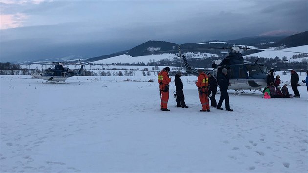 Hasii a horsk sluba nkolik hodin evakuovali lyae z lanovky.