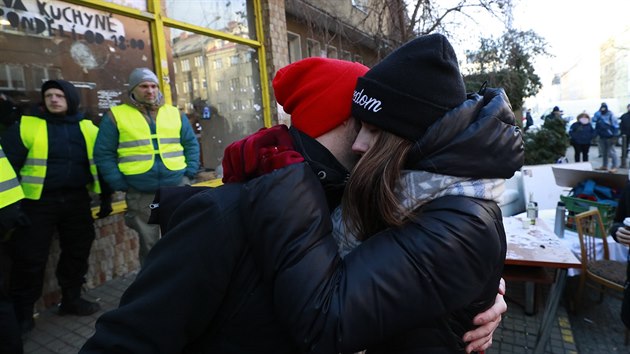 Budovu Kliniky hldala ze tvrtka na ptek bezpenostn sluba. Nkte aktivist ped budovou stanovali. V ptek rno nkte zaali vynet z budovy vci (11.1.2019)