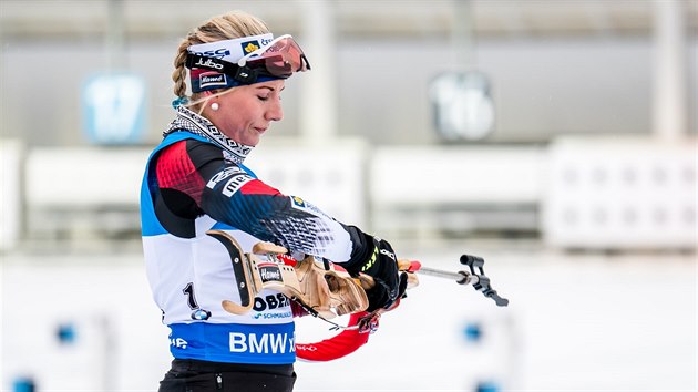 Lucie Charvtov pi nstelu ped sprintem v Oberhofu.