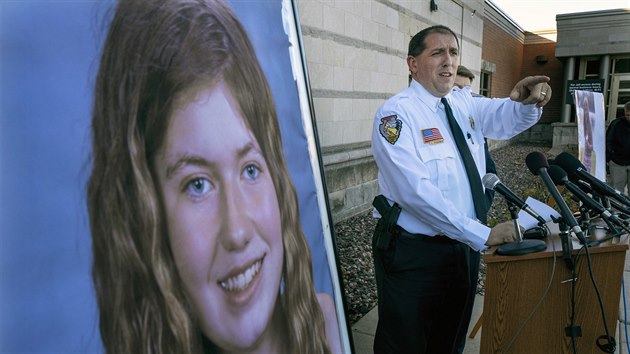 erif okresu Barron County Chris Fitzgerald hovo ke zmizen tinctilet Jayme Clossov. Dvka byla poheovan od vrady svch rodi, kter nkdo zastelil v americkm Wisconsinu. (17. jna 2018)
