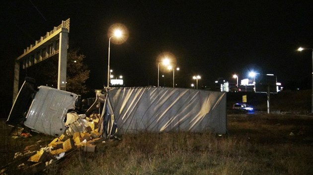 Kamion vyjel ze zatky na vjezdu z Rozvadovsk spojky. (14. 1 .2019)