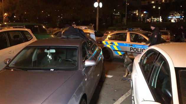 Auto u hlavnho ndra v Praze bylo pln atrap zbran, majitel mli u sebe drogy. (17. 1. 2019)