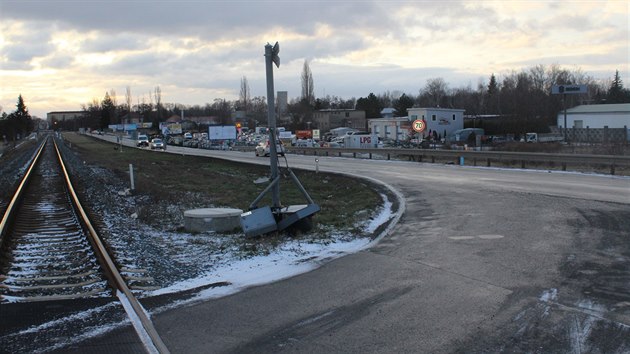 Neznm idi dodvky i nklaku urazil na elezninm pejezdu na kraji Prostjova jeden ze svtelnch panel varovn signalizace. Nehodu ale neohlsil a ujel, te po nm ptr policie.