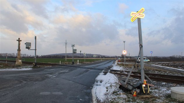 Neznm idi dodvky i nklaku urazil na elezninm pejezdu na kraji Prostjova jeden ze svtelnch panel varovn signalizace. Nehodu ale neohlsil a ujel, te po nm ptr policie.