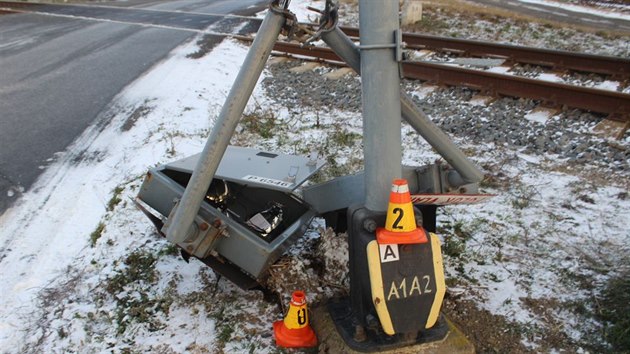 Neznm idi dodvky i nklaku urazil na elezninm pejezdu na kraji Prostjova jeden ze svtelnch panel varovn signalizace. Nehodu ale neohlsil a ujel, te po nm ptr policie.