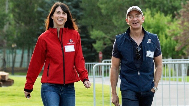 Jeff Bezos a MacKenzie Scottov (10. 7. 2013, Sun Valley, Idaho)