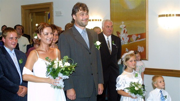 Modertorka Jolana Voldnov se 17. srpna 2002 v Mlad Boleslavi provdala za Petra Csaovskho, kter je i otcem jejho tyletho syna Vojtcha (vpravo). Vedle enicha je jeho dcera Tereza (17. srpna 2002).