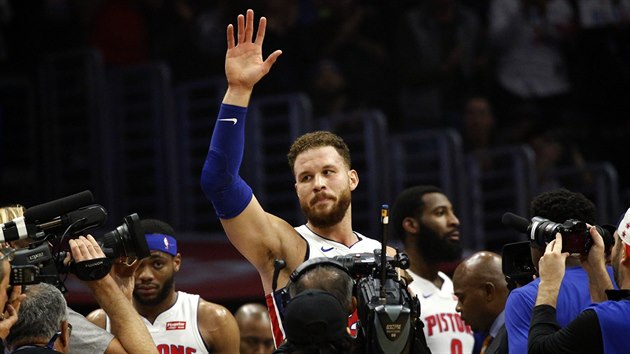 Blake Griffin z Detroitu zdrav fanouky LA Clippers, svho bvalho tmu.