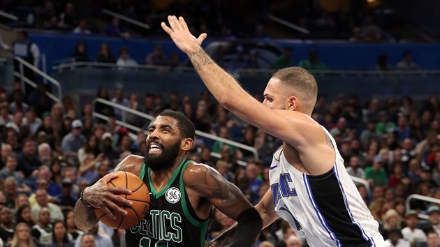 Kyrie Irving (vlevo) z Bostonu najd kolem Evana Fourniera z Orlanda.