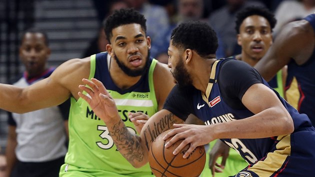 Anthony Davis (vpravo) z New Orleans se tla do Karla-Anthonyho Townse z Minnesoty.