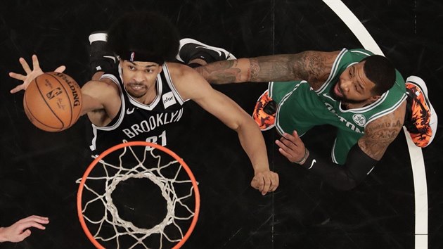 Jarrett Allen (vlevo) z Brooklynu zakonuje na bostonsk ko kolem Marcuse Morrise.