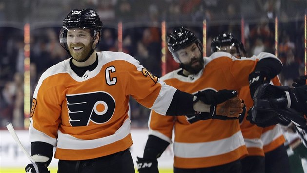 Claude Giroux (vlevo) a Radko Gudas slav gl Philadelphie proti Minnesot.