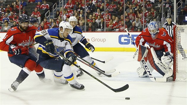 Vladimir Tarasenko (91) ze St. Louis se chyst atakovat branku Washingtonu, kterou hj Pheonix Copley. Brn ho Michal Kempn.