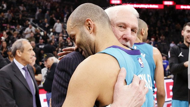 Tonyho Parkera (vlevo) ze Charlotte objal Gregg Popovich, trenr San Antonia.