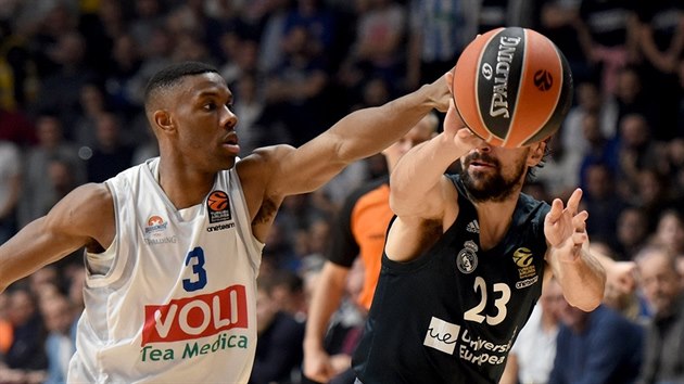 Sergio Llull (vpravo) z Realu Madrid a Norris Cole z Podgorice v souboji o m.