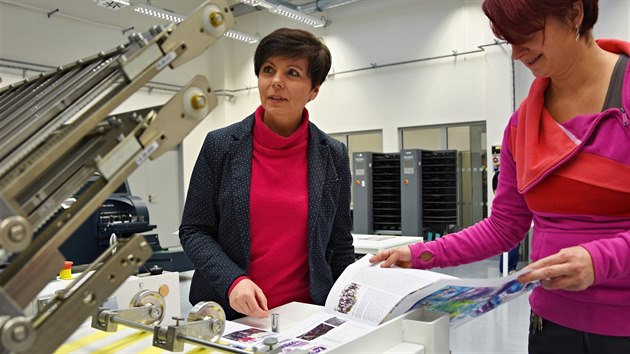 Studenti se u vechny polygrafick obory pod jednou stechou, od nvrhu, po tisk i vazbu. Zvldnou i samolepky nebo potisk textilu.