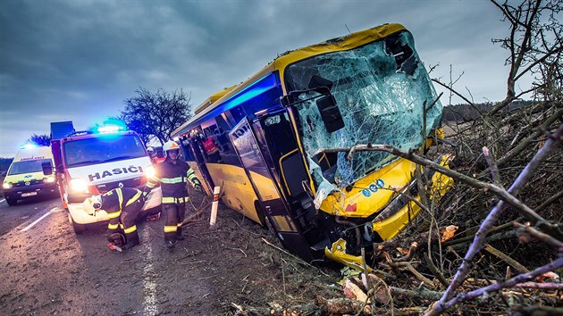 Nehoda autobusu u ernic na Nchodsku (17.1.2019).