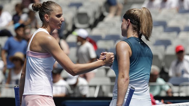 GRATULACE.esk tenistka Karolna Plkov pijm blahopn k vhe od sv krajanky Karolny Muchov (vpravo) v prvnm kole Australian Open.