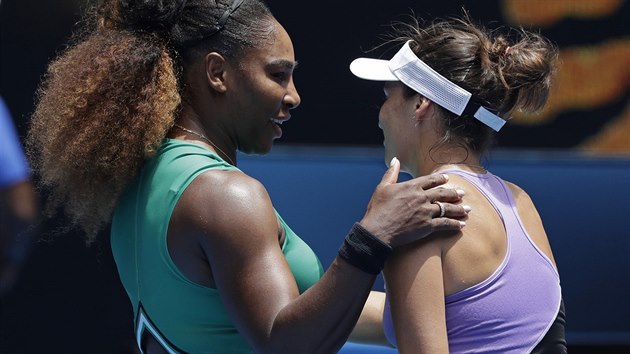 VTZN NVRAT. Americk tenistka Serena Williamsov pijm gratulace k vtzstv od Nmky Tatjany Mariaov. Na Australian Open hraje poprv od roku 2017.