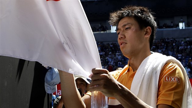 AUTOGRAM. Japonsk tenista Kei Niikori podepisuje vlajku po postupu do osmifinle Australian Open.
