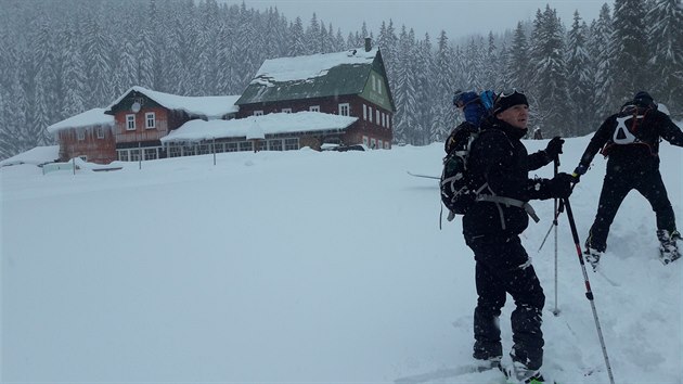 Skialpinist u chaty Jelen louky v Krkonoch (13. 1. 2018)