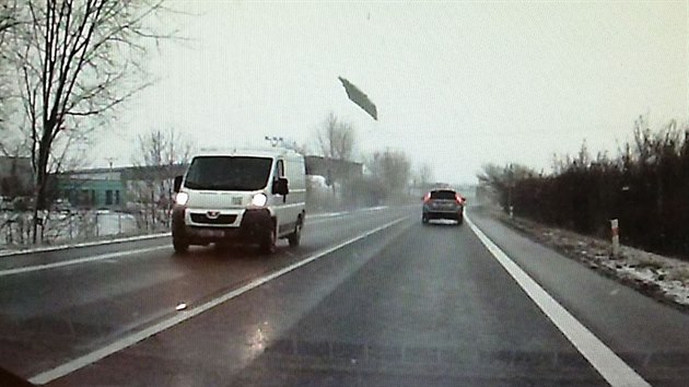 Led z projdjc dodvky Peugeot pokodil na obchvatu Jina kodu Octavia (15. 1. 2019).