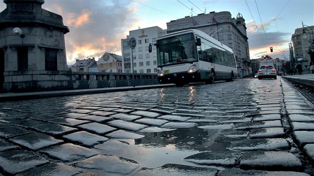 Zvlnn povrch na Wilsonov most je zapoteb znova opravit. Plzet politici zvauj, e by pot most pro osobn vozidla u neoteveli. (10. 1. 2019)