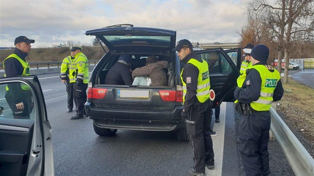 Slovent policist zadreli devt cizinc, kte ped nimi ujdli v BMW. Dostihli je a u Brna.