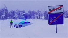 Po dobu kalamitního stavu řídí dopravu v Božím Daru policie. Po dobu kalamitního stavu řídí dopravu v Božím Daru policie.