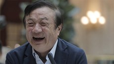 Šéf čínské společnosti Huawei Žen Čeng-fej po letech vystoupil před novináři,... Šéf čínské společnosti Huawei Žen Čeng-fej po letech vystoupil před novináři,...