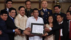 Filipínský prezident Rodrigo Duterte (vpopedí) spolen s lídrem MILF Muradem...