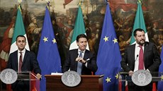 Italský premiér Giuseppe Conte (uprosted), ministr práce a prmyslu Luigi Di...